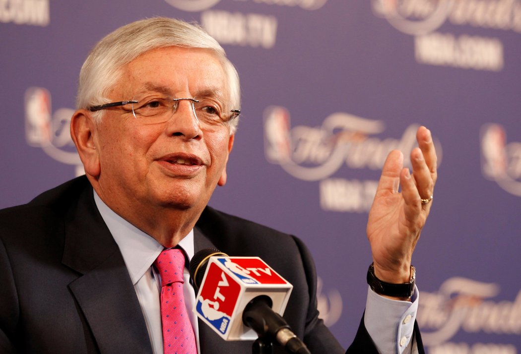 Bývalý dlouholetý šéf NBA David Stern tři týdny po krvácení do mozku zemřel, bylo mu 77 let