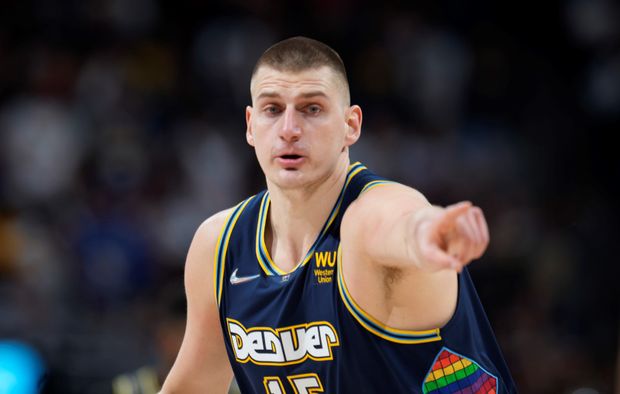Srbský basketbalista Nikola Jokič z Denveru Nuggets byl vyhlášen nejužitečnějším hráčem sezony NBA Srbský basketbalista Nikola Jokič z Denveru Nuggets byl vyhlášen nejužitečnějším hráčem sezony NBA