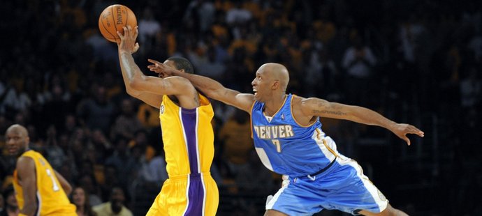 Trevor Ariza (LA Lakers) a Chauncey Billups (Denver) se snaží získat míč ve svůj prospěch.