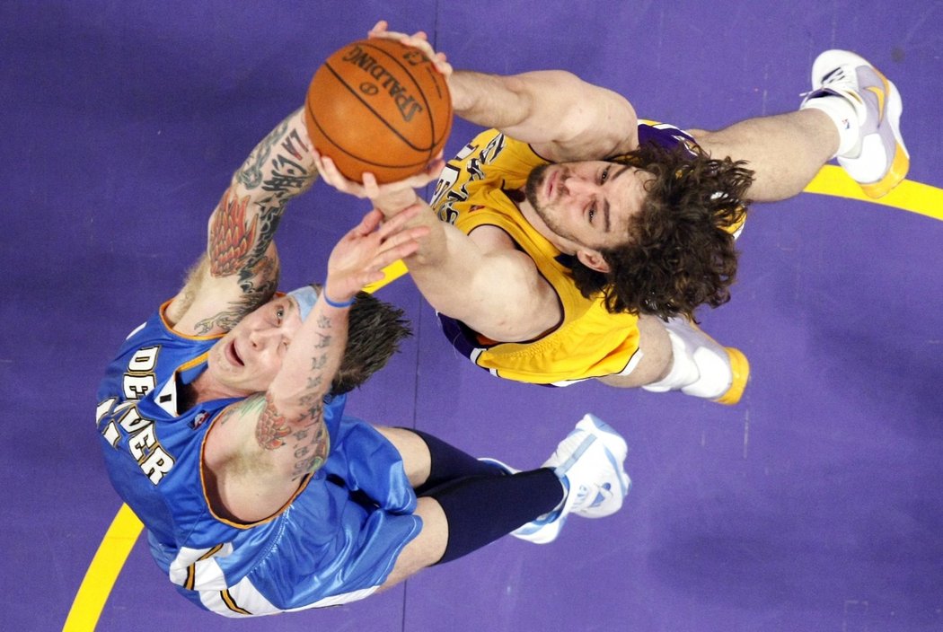 Souboj o míč dvojice Chris Andersen (Denver) a Pau Gasol (Lakers, ve žlutém).