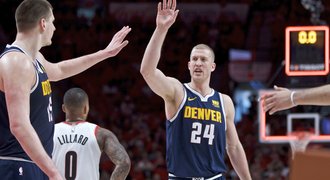 Basketbalisté Denveru a Toronta výhrami venku vyrovnali série