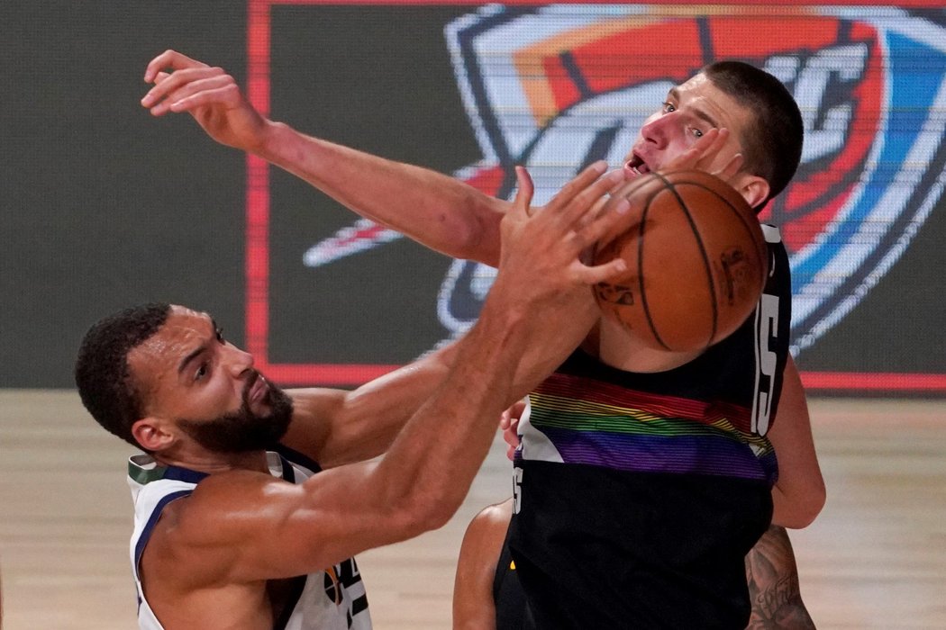 Basketbalisté Denveru zvládli rozhodující sedmé utkání proti Utahu, po vítězství 80:78 dokonali obrat v sérii a postoupili do druhého kola NBA.