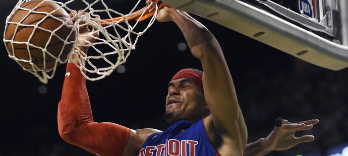 Tobias Harris z týmu Pistons s klidem zakončil