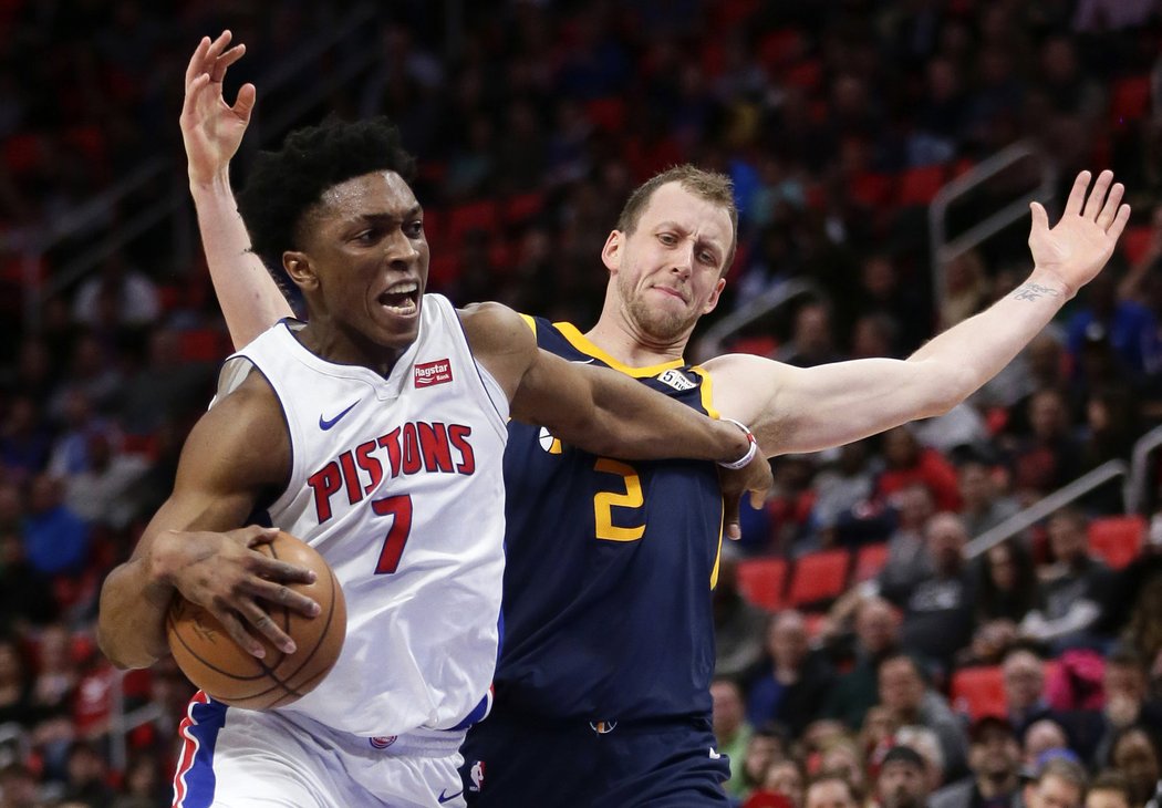 Stanley Johnson bojuje s Joe Inglesem z Utahu