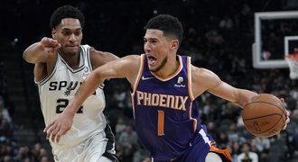 Booker nasázel San Antoniu 48 bodů. Chicago se trápí, Satoranský nehrál