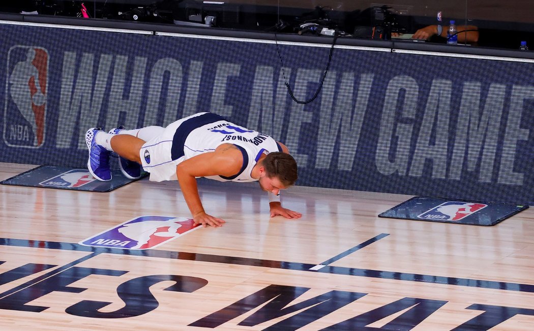 Hvězda basketbalového Dallasu  Luka Dončič dělá kliky před vstupem na palubovku