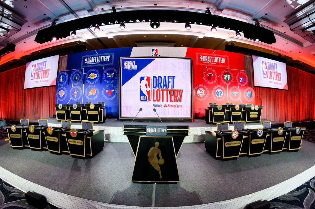 Draftová loterie NBA dopadla nejlépe pro New Orleans Pelicans, kteří vyhráli výběr číslo jedna a mají tak šanci získat univerzitní eso Ziona Williamsona