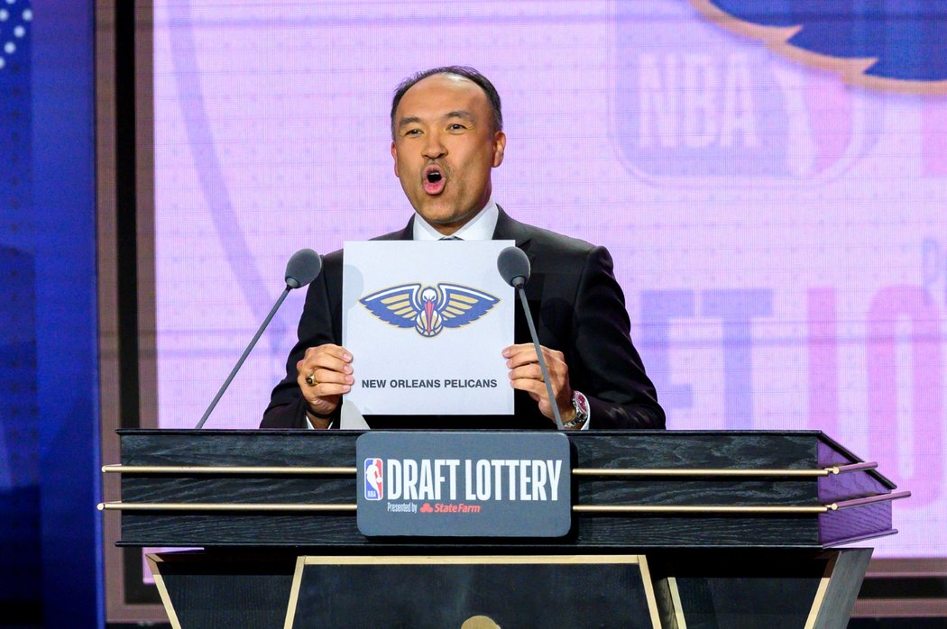 Draftová loterie NBA dopadla nejlépe pro New Orleans Pelicans, kteří vyhráli výběr číslo jedna a mají tak šanci získat univerzitní eso Ziona Williamsona