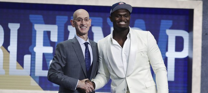 Komisionář NBA Adam Silver vítá do ligy novou jedničku draftu - Ziona Williamsona