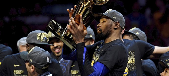 Kevin Durant slaví triumf Golden State Warriors ve finále NBA