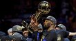 Kevin Durant slaví triumf Golden State Warriors ve finále NBA