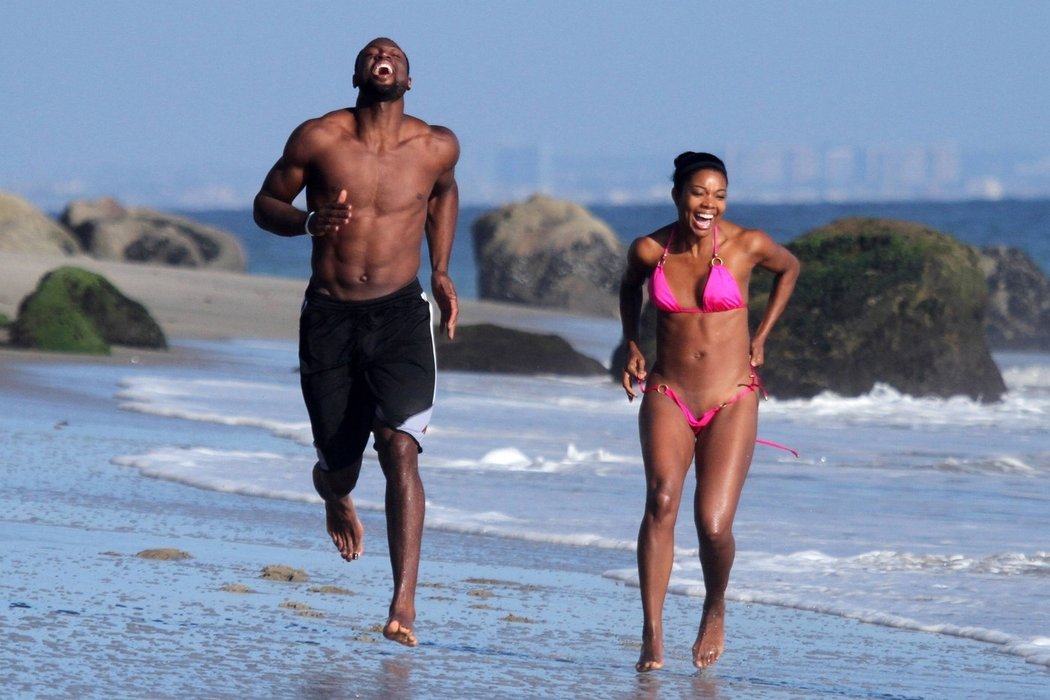 Lásko, brzdi, nebo zůstaneš nahá! Basketbalista Dwyane Wade s přítelkyní Gabriellou Union na pláži v Miami závodili, až jí z toho spadly plavky