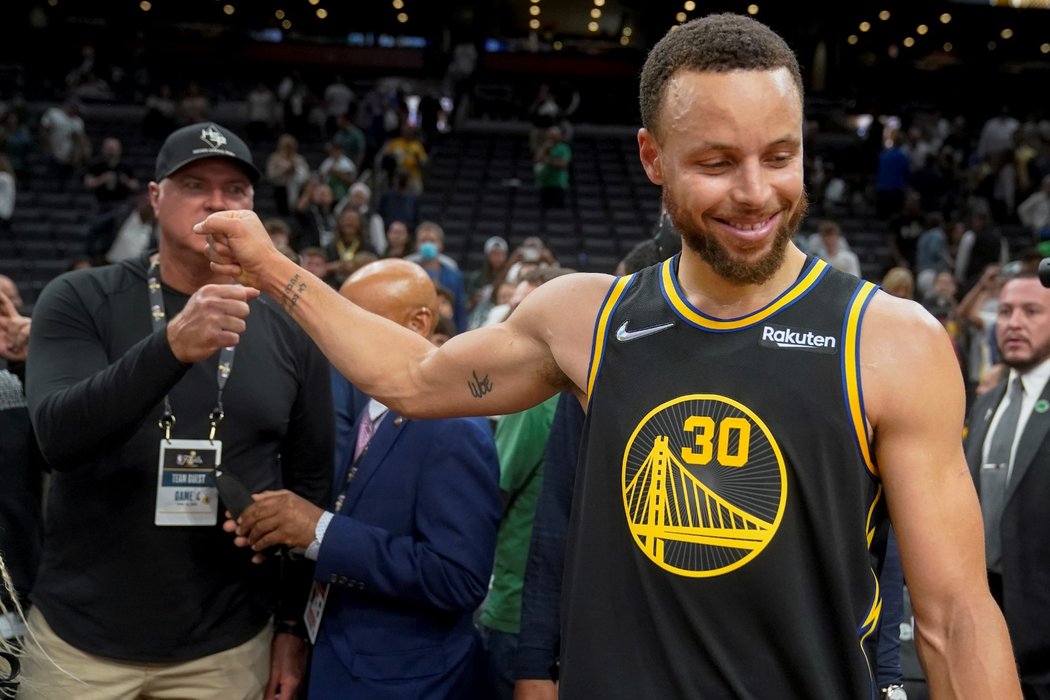 Steph Curry si podmanil 4. finále NBA, Warriors táhl za výhrou 43 body