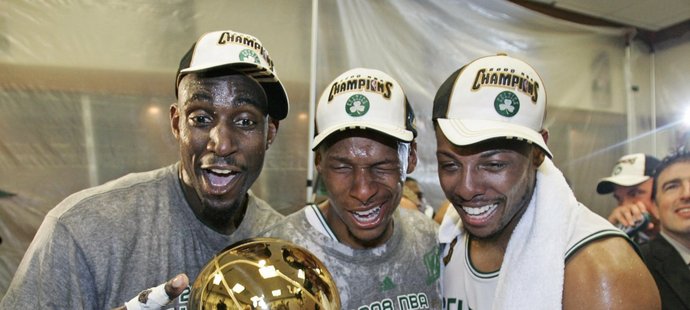 Garnett, Allen A Pierce se radují ze zisku titulu v NBA