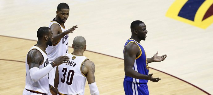 Basketbalisté Clevelandu LeBron James (vlevo), Dahntay Jones a Tristan Thompson (nahoře) se radují ve finále NBA, zatímco Draymond Green (vpravo) z Golden State rozhazuje rukama