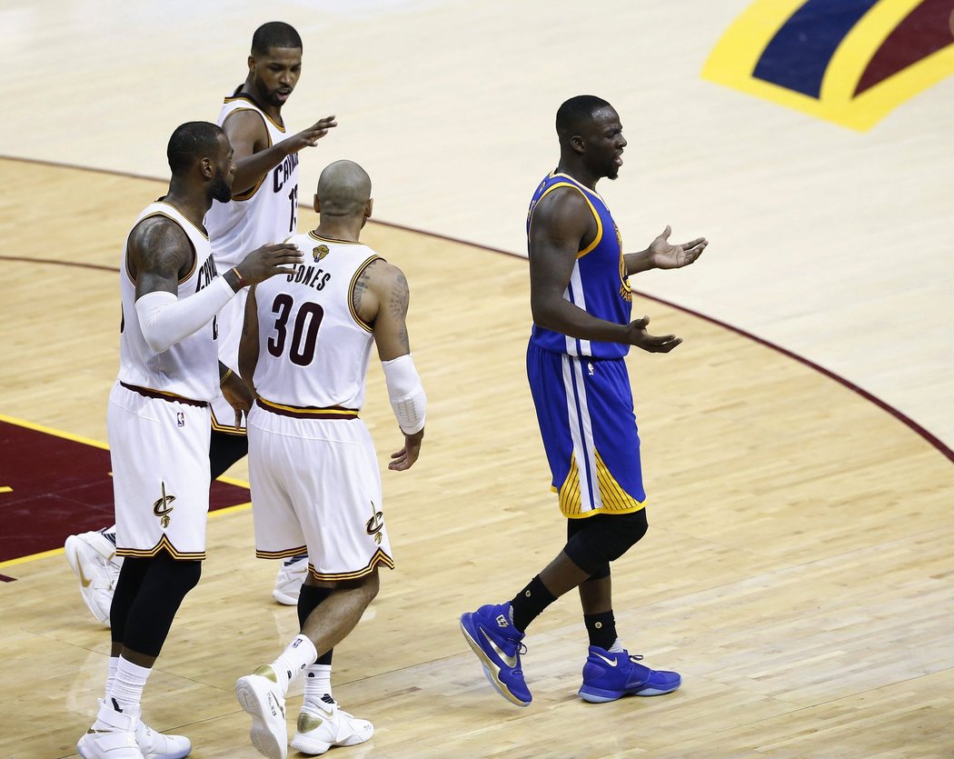 Basketbalisté Clevelandu LeBron James (vlevo), Dahntay Jones a Tristan Thompson (nahoře) se radují ve finále NBA, zatímco Draymond Green (vpravo) z Golden State rozhazuje rukama