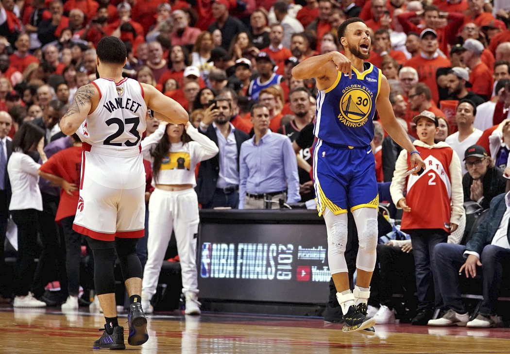 Basketbalisté Golden State udrželi naději na obhajobu titulu v NBA. V pátém finálovém utkání v Torontu vyhráli Warriors 106:105 a snížili stav série na 2:3 na zápasy.