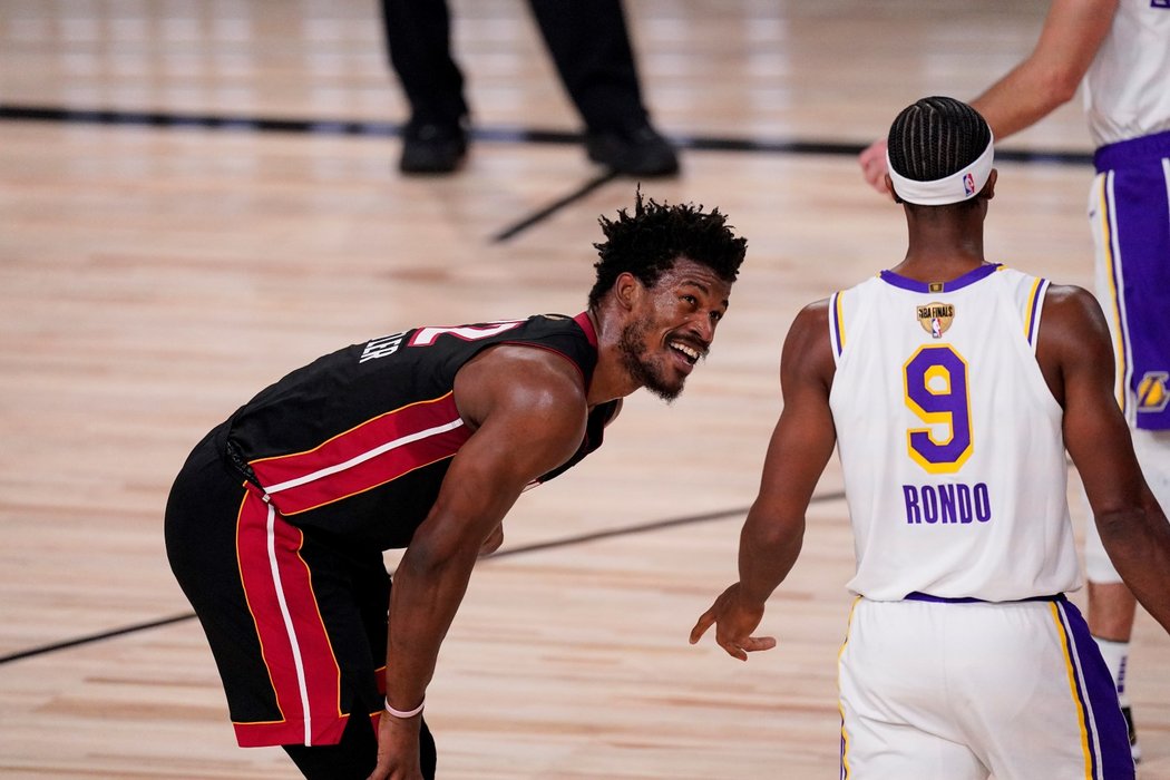 Jimmy Butler v konverzaci s protihráčem Rajonem Rondem během třetího finále NBA