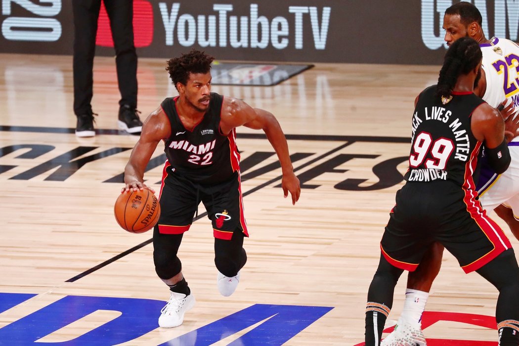 Jimmy Butler zazářil ve třetím finále NBA 40 body a zařídil Miami snížení