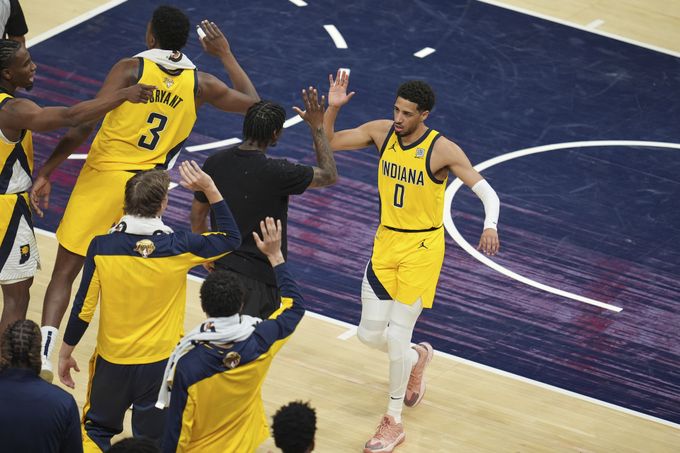 Božský náhradník Indiany napodobil LeBrona či Bryanta. Outsider je dvě výhry od titulu NBA Božský náhradník Indiany napodobil LeBrona či Bryanta. Outsider je dvě výhry od titulu NBA