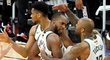 Giannis Antetokounmpo se raduje se spoluhráči Khrisem Middletonem (uprostřed) a PJ Tucker