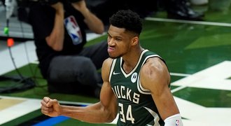 Milwaukee snížilo finále s Phoenixem na 1:2, znovu zářil Antetokounmpo