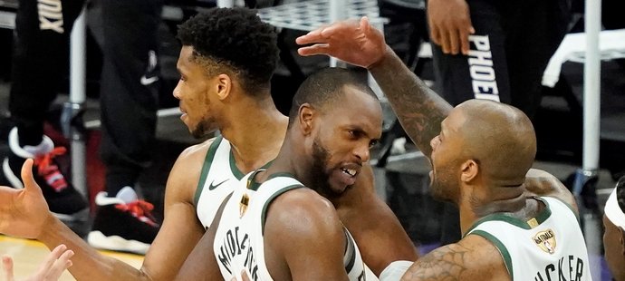 Giannis Antetokounmpo se raduje se spoluhráči Khrisem Middletonem (uprostřed) a PJ Tucker