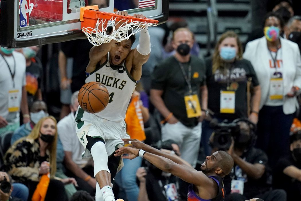 Greek Freak Giannis Antetokounmpo táhne Milwaukee za titulem po 50 letech