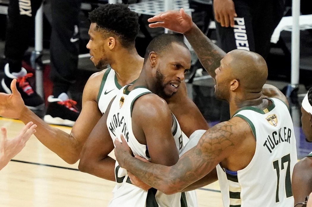 Giannis Antetokounmpo se raduje se spoluhráči Khrisem Middletonem (uprostřed) a PJ Tucker