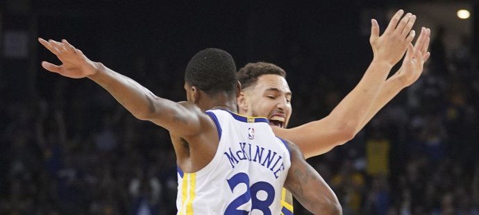 Alfonzo McKinnie (28) a Klay Thompson se radují v zápase Golden State proti Memphisu