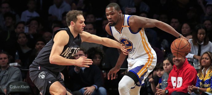 Kevin Durant z Golden State (vpravo) bráněný Bojanem Bogdanovicem z Brooklynu