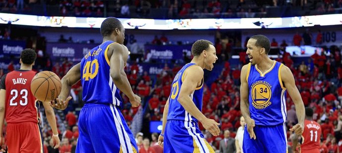 Basketbalisté Golden State se radují z výhry v prodloužení proti New Orleans v play off NBA: zleva Harrison Barnes, Stephen Curry a Shaun Livingston