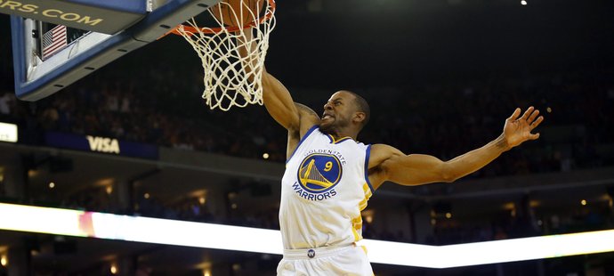 Andre Iguodala efektně zakončuje.