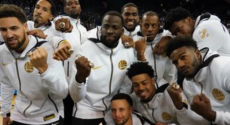 Šampioni NBA z Golden State začali vítězně. Před utkáním dostali prsteny