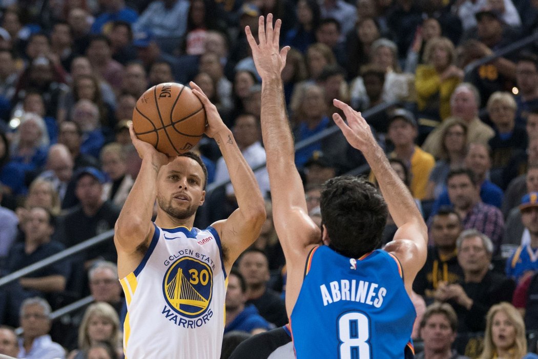 Hvězdný basketbalista Stephen Curry zaznamenal v úvodním utkání sezony 32 bodů, nejvíce ze všech hráčů utkání