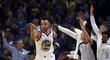 Stephen Curry oslavuje jeden z košů při výhře jeho Golden State 108:100 v úvodním utkání sezony nad Oklahomou