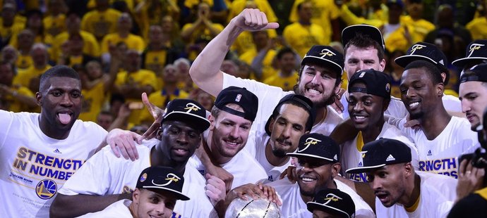 Basketbalisté Golden State Warriors s trofejí pro vítěze Západní konference NBA