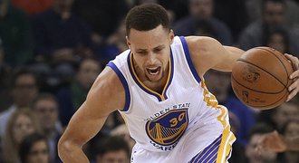 Curry dosáhl na šestý triple double a Golden State dál vládnou NBA