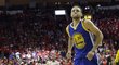 Stephen Curry opouští hřiště po první čtvrtině zápasu s Houstonem