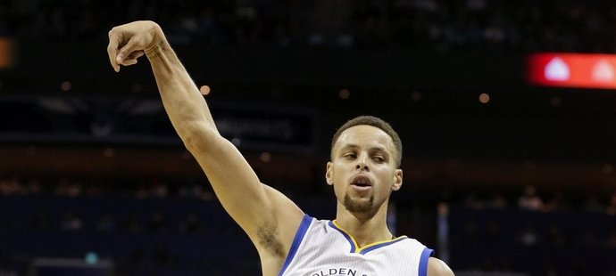 Basketbalista Golden State Stephen Curry po další proměněné trojce v zápase s Charlotte