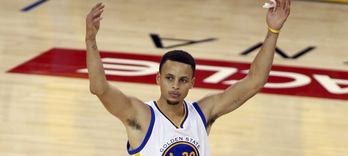 Hvězda basketbalistů Golden State Stephen Curry se raduje po proměněné trojce ve druhém finále Západní konference NBA proti Oklahomě