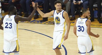 James v prvním finále NBA zazářil 51 body, ale výhru bere Golden State