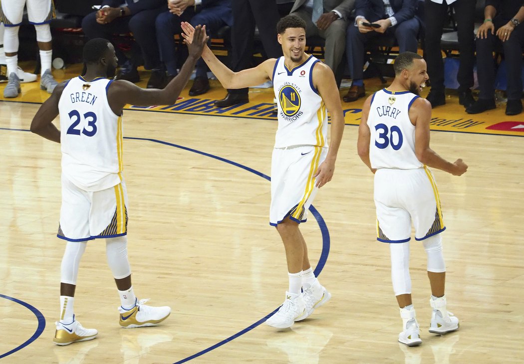 Draymond Green, Klay Thompson a Stephen Curry slaví první finálovou výhru