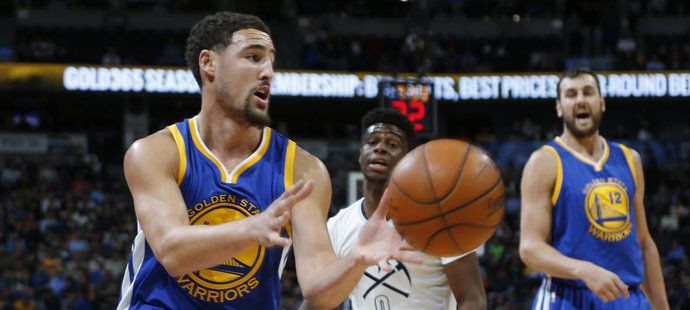 Basketbalisté Golden State vyhráli v NBA i patnáctý zápas v nové sezoně a vyrovnali rekordní vítěznou sérii na úvod soutěže