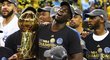 Draymond Green křepčí s vítěznou trofejí