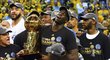 Draymond Green křepčí s vítěznou trofejí