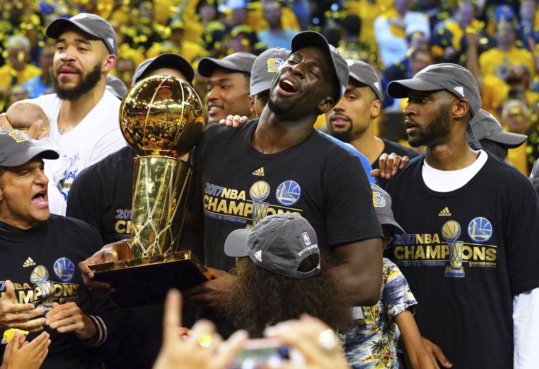 Draymond Green křepčí s vítěznou trofejí