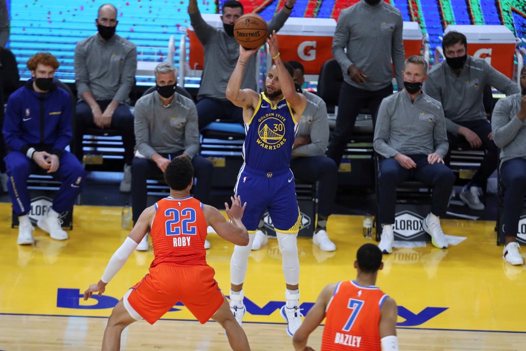 Stephen Curry nasázel proti Oklahomě 49 bodů. A to už nezasáhl do poslední čtvrtiny...