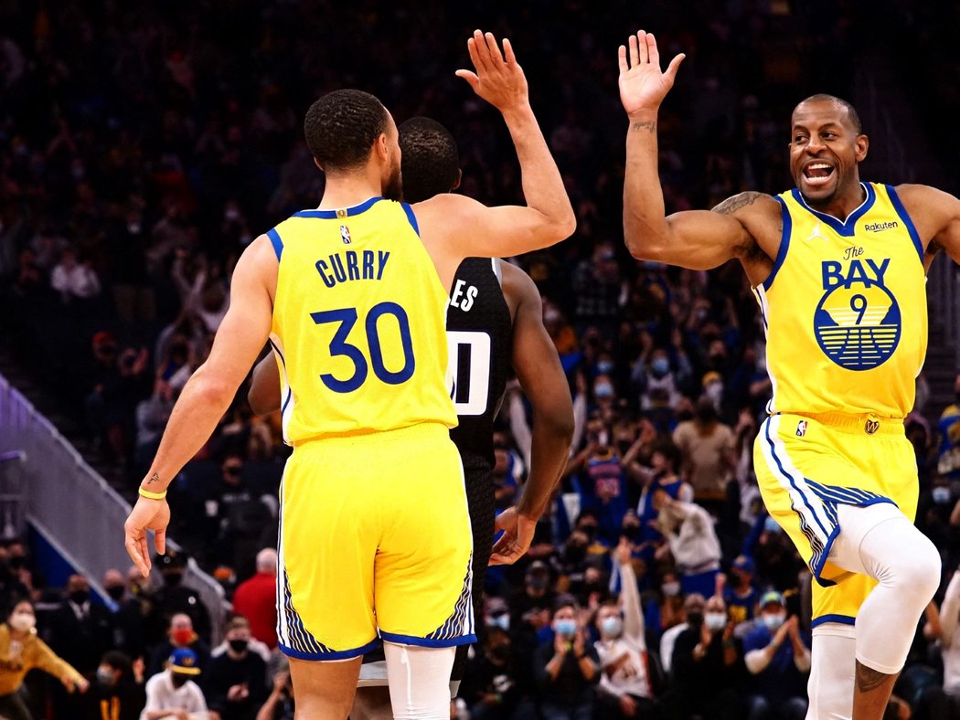 Basketbalisté Golden State si jako první tým v této sezoně NBA připsali 25. výhru, když zdolali Sacramento v divizním derby 113:98.