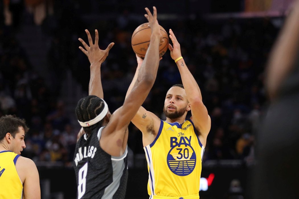 Basketbalisté Golden State si jako první tým v této sezoně NBA připsali 25. výhru, když zdolali Sacramento v divizním derby 113:98.